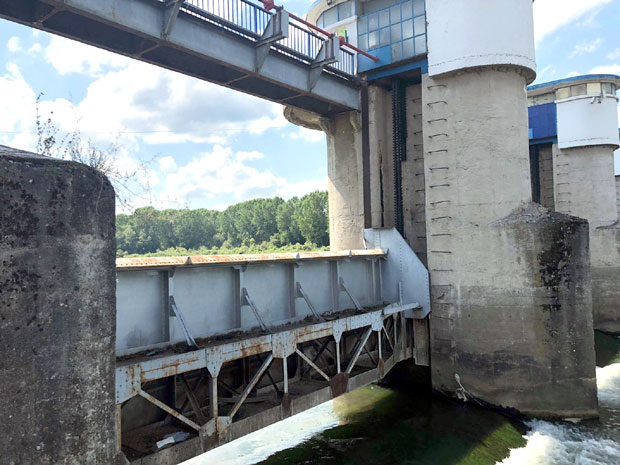 ЗАПАДНА МОРАВА ЗАГАЂЕНА У ЧАЧКУ: Масне мрље од нафте плутају реком